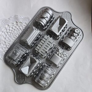 Nordic Ware Train Cake pan Kitchen Bake Ware Raillway themed cupcake pan